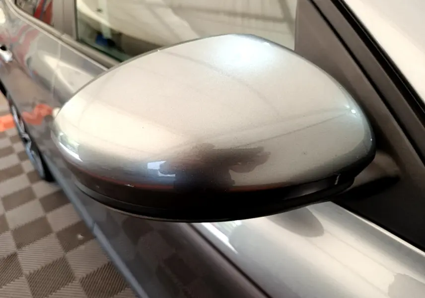 Rétroviseur droit gris clair de Renault Arkana Evolution E-Tech 2023, vue rapprochée sur la portière et la carrosserie.
