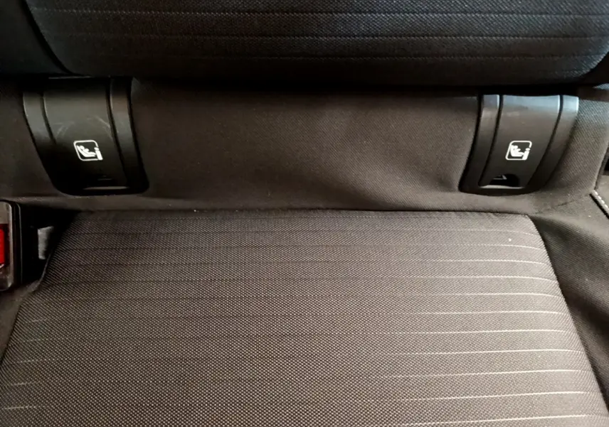 Gros plan sur la banquette arrière noire du Renault Arkana Evolution E-Tech 145, montrant les fixations Isofix.