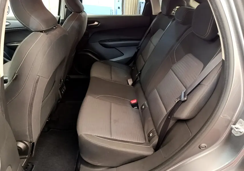 Vue intérieure côté droit sur la banquette arrière noire du Renault Arkana gris clair Evolution E-Tech 2023.