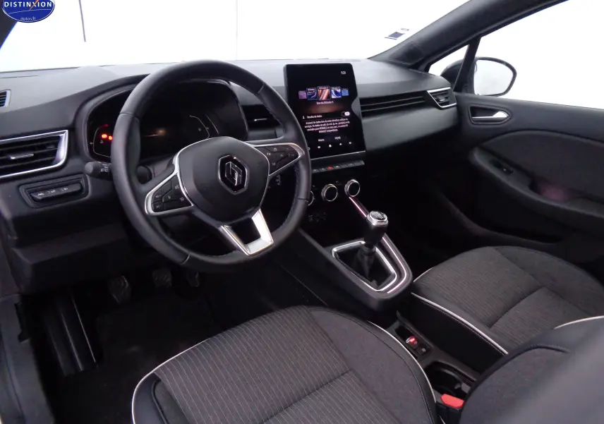 Intérieur avant droit de la Renault Clio V 1.0 TCE 90 Intens avec volant multifonction et écran tactile vertical.