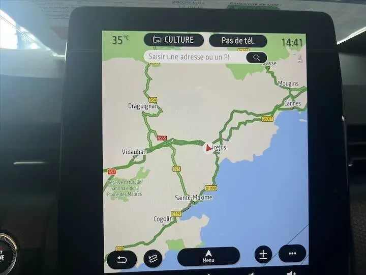 Écran tactile du système de navigation de la Renault Clio V affichant une carte de la région de Fréjus.