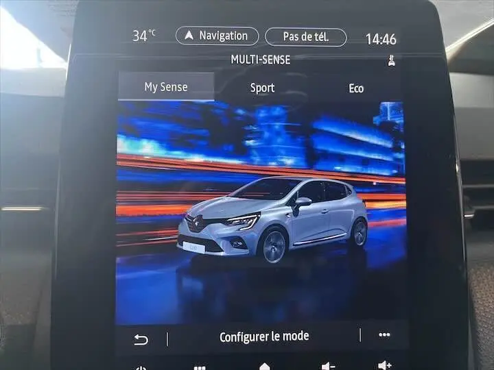 Écran tactile montrant une Renault Clio V blanc nacré en vue 3/4 avant avec options Multi-Sense Sport et Eco.