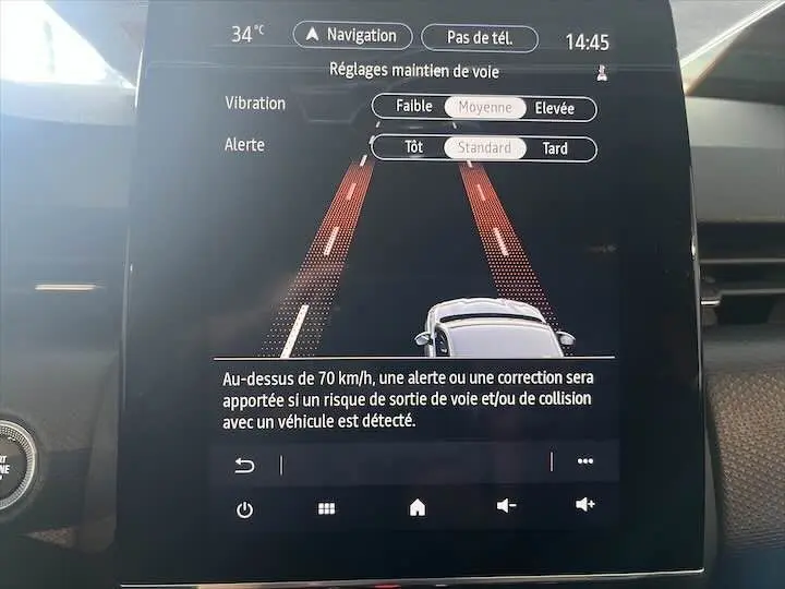 Écran tactile intérieur de la Renault Clio V affichant les réglages du maintien de voie avec alertes et navigation.