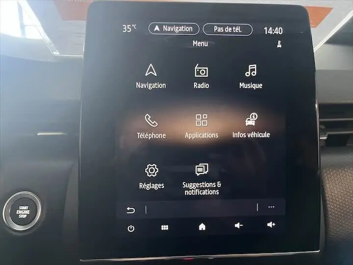 Écran tactile central de la Renault Clio V blanc nacré, affichant le menu principal avec options multimédia et navigation.
