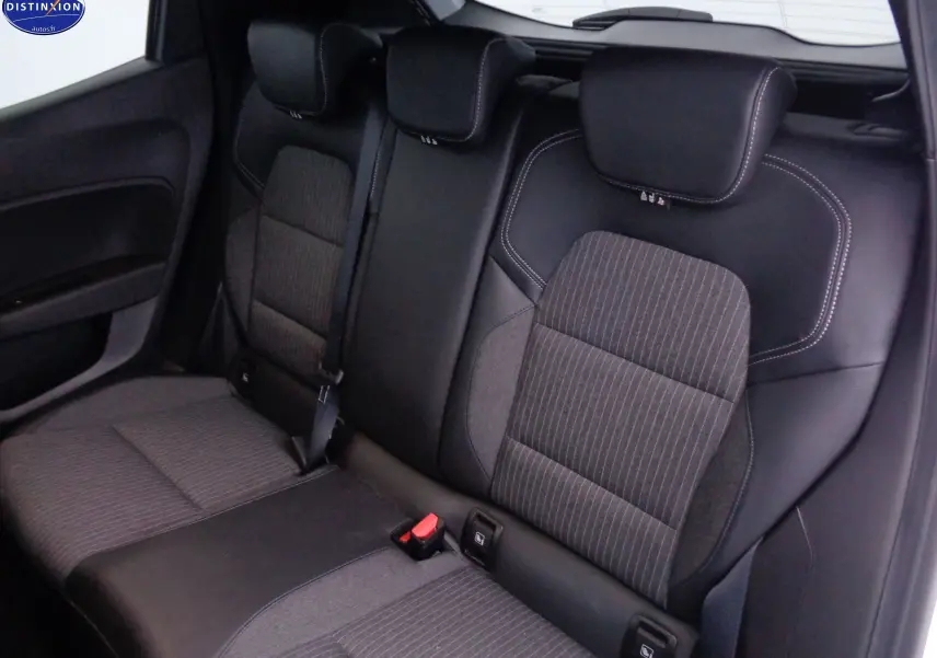 Vue rapprochée des sièges arrière en tissu gris et cuir noir de la Renault Clio V blanc nacré métal, version Intens 2021.