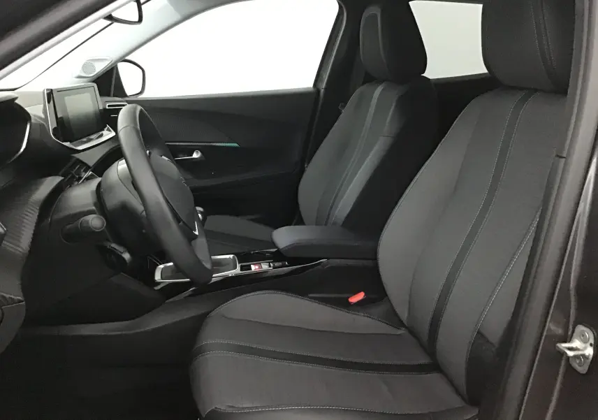 Intérieur de la Peugeot 2008 2022 vue côté gauche, sièges noirs avec surpiqûres et tableau de bord moderne.