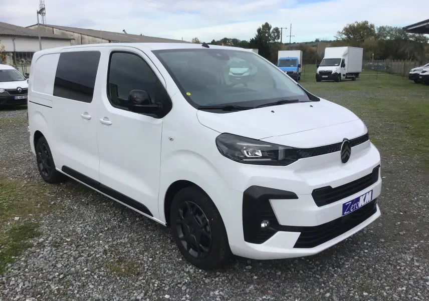 Citroën Jumpy cabine approfondie blanc en 3/4 avant droit avec jantes noires et vitres teintées.