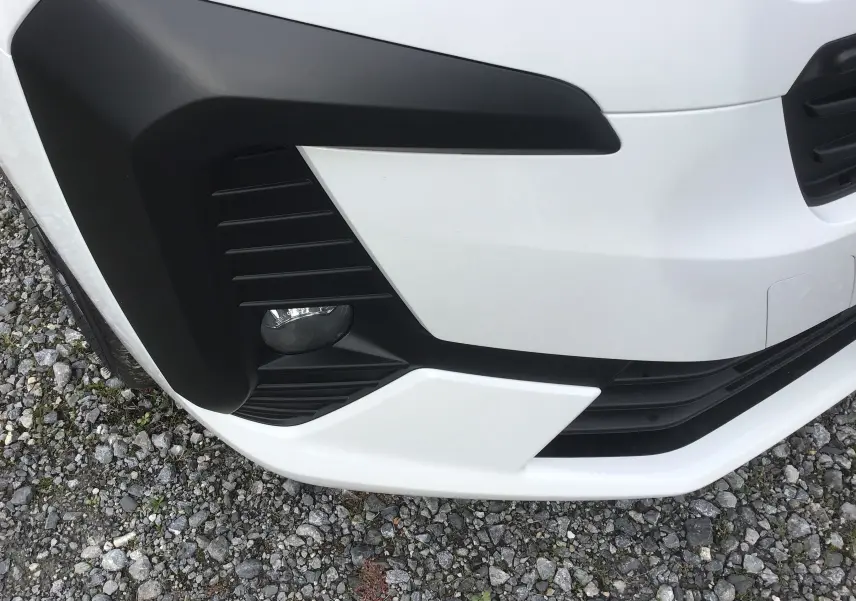 Gros plan sur l'angle avant gauche blanc du Citroën Jumpy avec antibrouillard intégré et détails noirs contrastants.