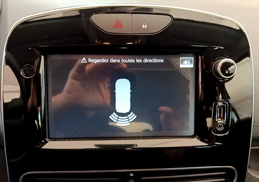 Écran tactile central noir de la Renault Clio Business TCe 90 2019 montrant l'aide au stationnement arrière.