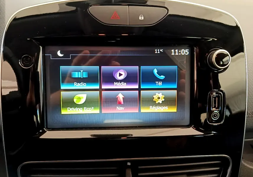 Écran tactile central allumé montrant menu multimédia dans Renault Clio Business TCe 90, vue de face, intérieur noir.