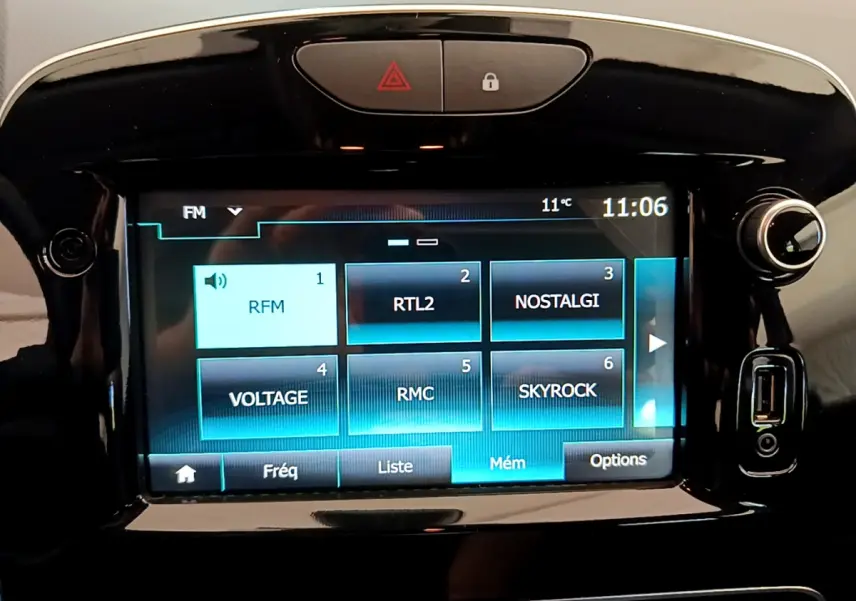 Écran tactile central de la Renault Clio Business TCe 90 2019 affichant les stations radio avec commandes autour en finition noire brillante.