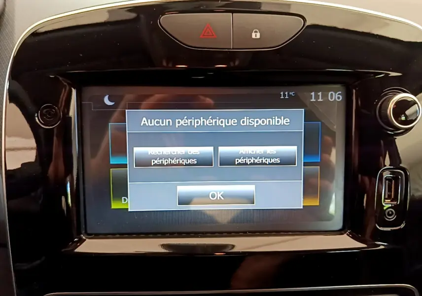 Écran tactile central de la Renault Clio Business TCe 90 2019 affichant un message d'absence de périphérique connecté.