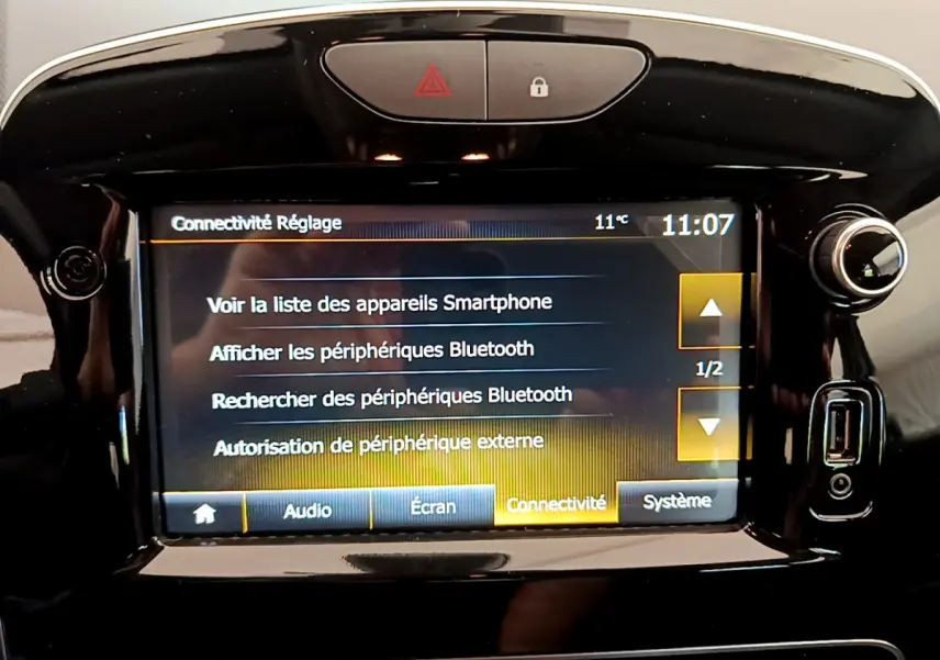Écran tactile central de la Renault Clio Business TCe 90 2019 montrant les réglages Bluetooth et connectivité.