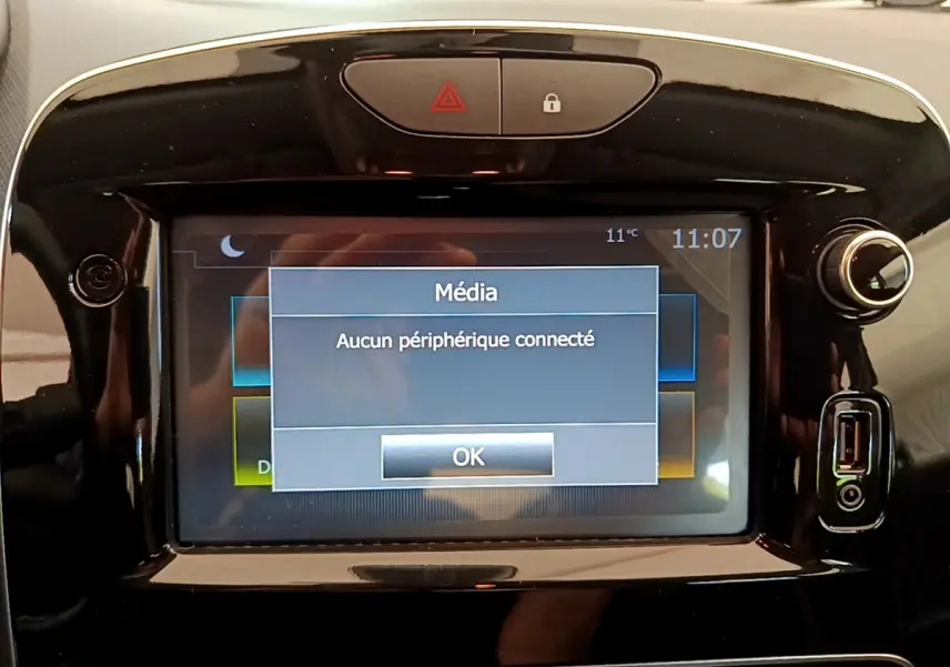 Écran tactile central allumé affichant "Aucun périphérique connecté" dans le tableau de bord noir brillant d'une Renault Clio Business.