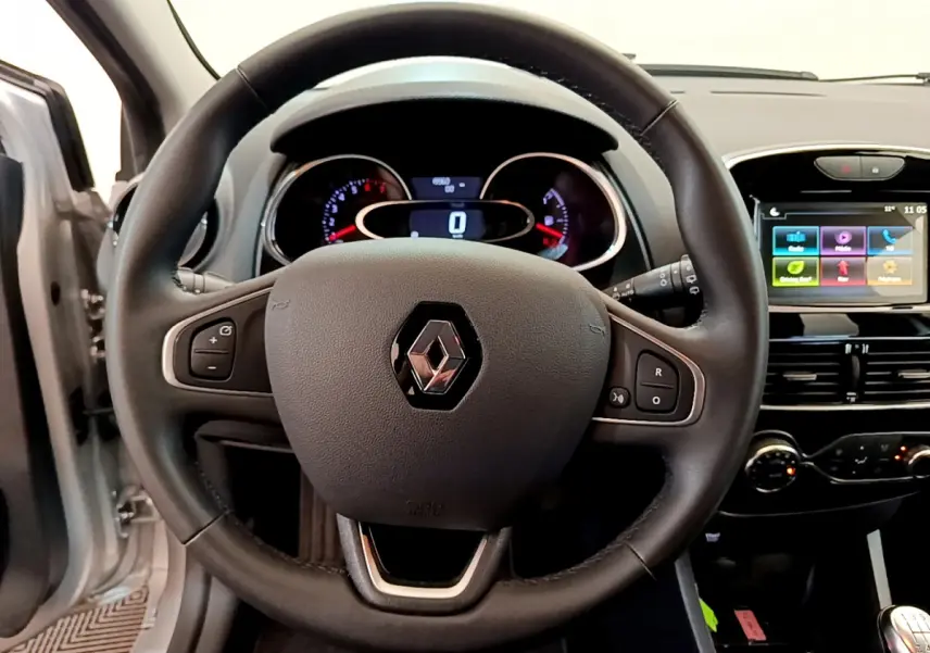 Vue rapprochée du volant cuir noir de la Renault Clio Business TCe 90 2019 avec tableau de bord et écran tactile coloré.
