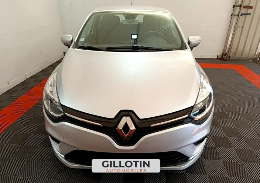 Vue frontale d'une Renault Clio Business TCe 90 gris clair, avec logo Renault et calandre noire brillante.