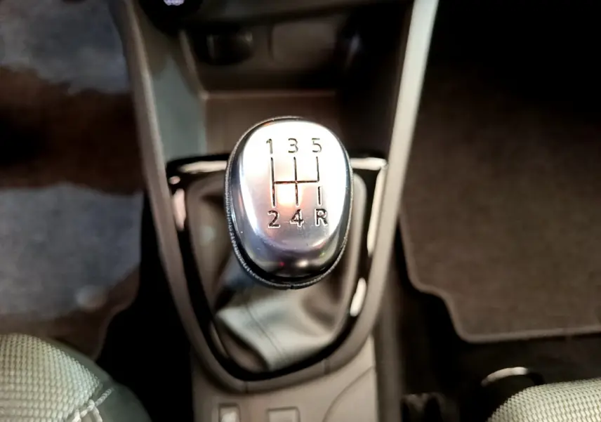 Le levier de vitesses manuel argenté de la Renault Clio Business TCe 90 2019, vu de dessus, avec sellerie grise.