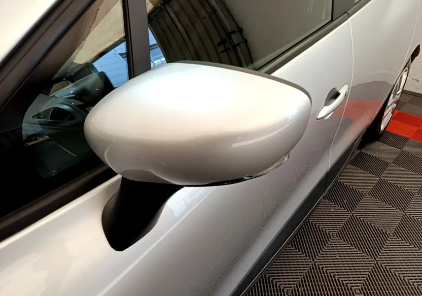 Rétroviseur côté gauche gris clair de la Renault Clio Business TCe 90, vue rapprochée sur la portière avant.