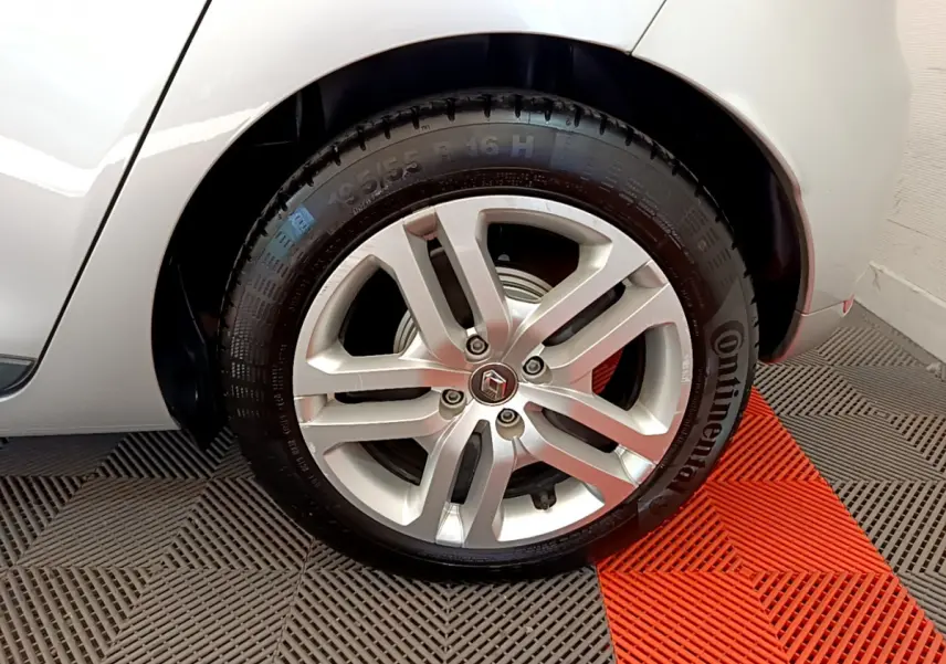 Gros plan sur la roue arrière droite gris clair de la Renault Clio Business TCe 90 avec jante alliage et pneu Continental.