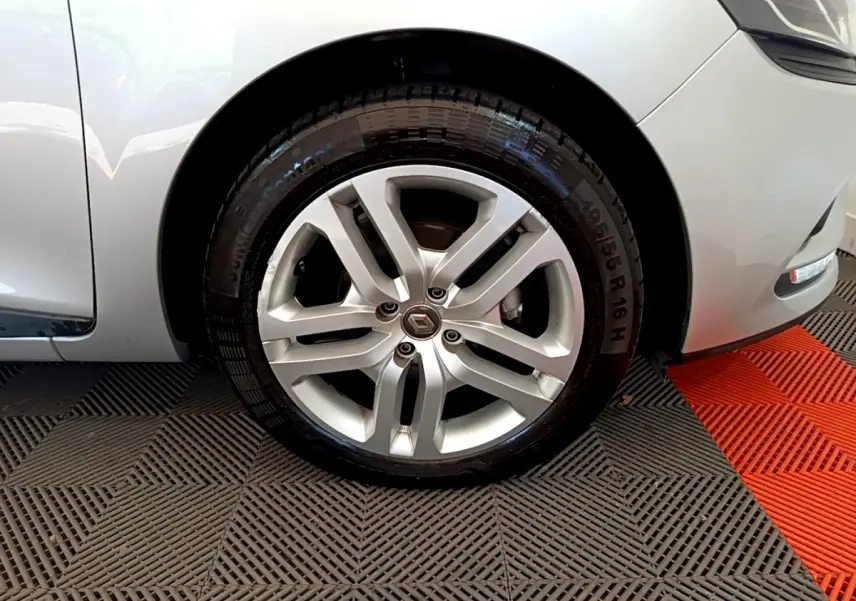 Gros plan sur la roue avant droite gris clair d'une Renault Clio Business TCe 90 avec jante alliage à 5 branches.