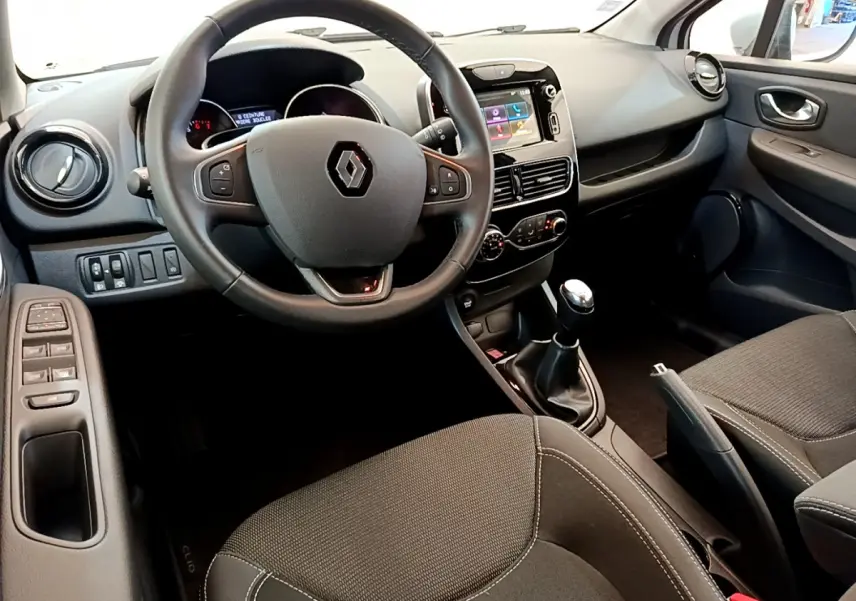 Intérieur de la Renault Clio Business TCe 90 2019, vue avant centrée sur le volant cuir et l'écran tactile 7 pouces.