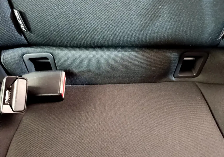 Gros plan sur la banquette arrière noire de la Renault Clio Business TCe 90 avec boucle de ceinture visible.