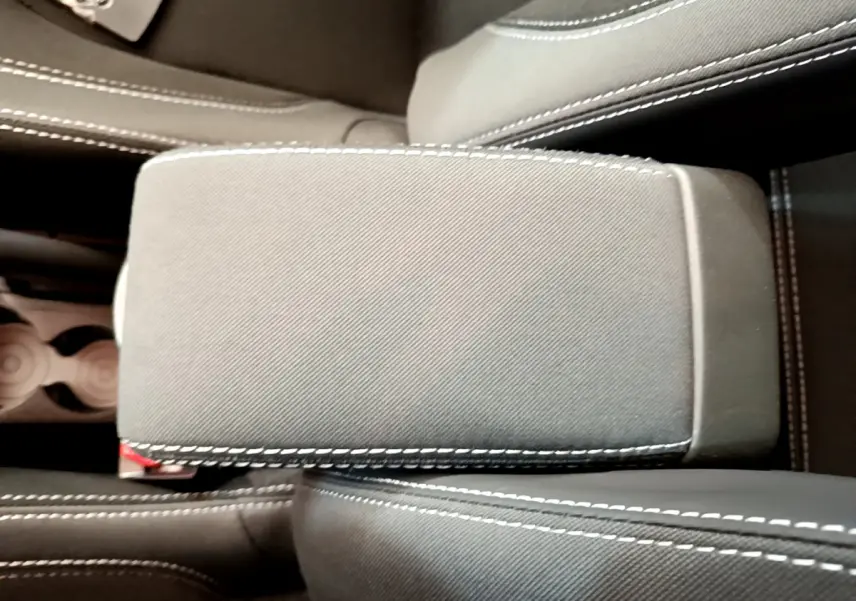 Accoudoir central gris clair avec surpiqûres blanches dans l'habitacle de la Renault Clio Business TCe 90.