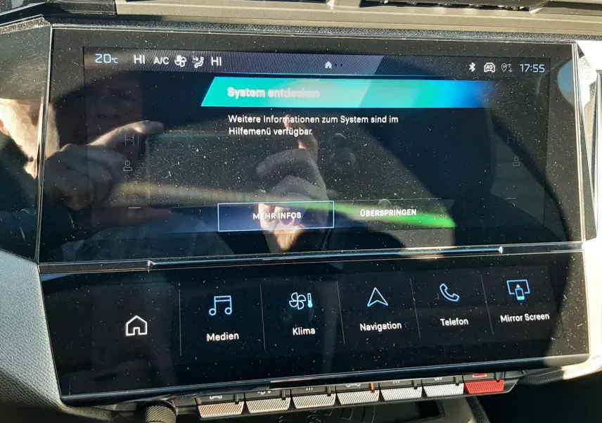 Écran tactile central du tableau de bord de la Peugeot 308 Bleu Obsession, affichant le menu principal du système multimédia.