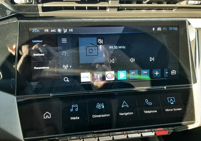 Écran tactile central de la Peugeot 308 Bleu Obsession 2025, affichant la radio et les commandes multimédia.