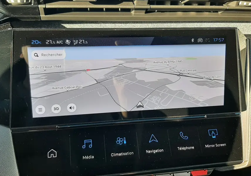 Écran tactile central de la Peugeot 308 Bleu Obsession, affichant la navigation avec carte en vue 3D.