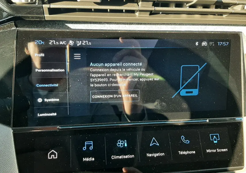Écran tactile central de la Peugeot 308 Bleu Obsession 2025 affichant le menu de connectivité sans appareil connecté.