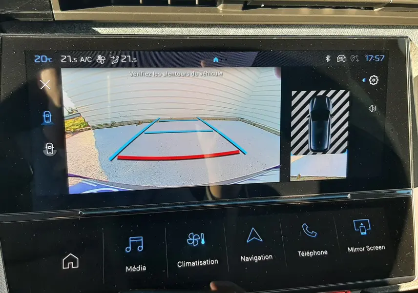 Écran tactile intérieur de la Peugeot 308 Bleu Obsession montrant la caméra de recul et l'affichage 360° du véhicule.