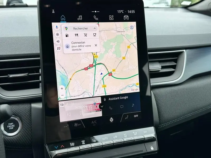 Écran tactile central du tableau de bord du Renault Captur 2025, affichant la navigation et les commandes multimédia.