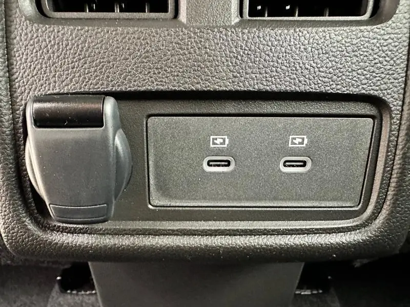 Gros plan sur les deux ports USB-C et prise 12V noirs dans l'habitacle du Renault Captur hybride 2025.