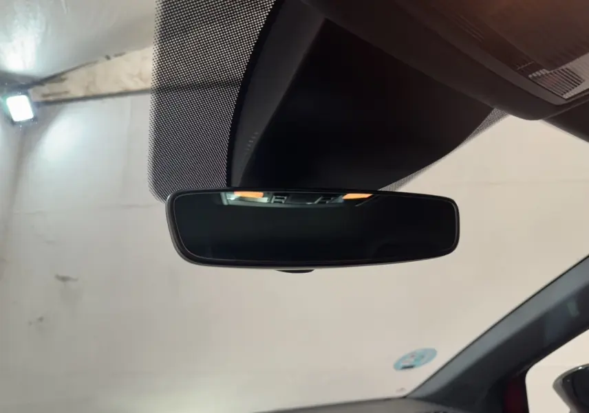 Rétroviseur intérieur noir de la SEAT IBIZA 1.0 TSI 110 FR rouge, vue depuis l'habitacle côté conducteur.