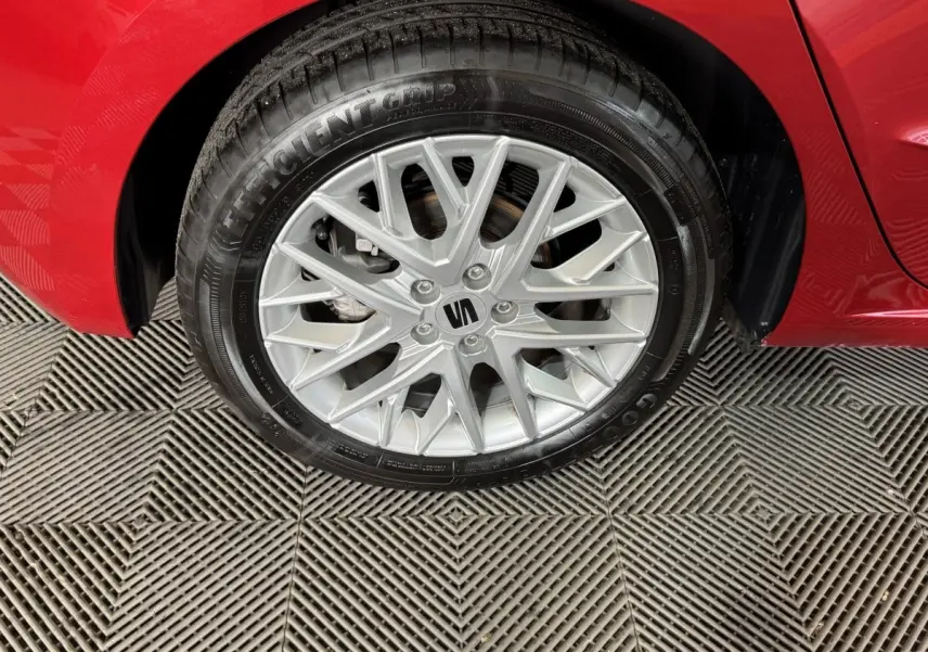 Gros plan sur la roue avant droite de la SEAT IBIZA rouge 2024, mettant en valeur la jante argentée et le pneu Goodyear.
