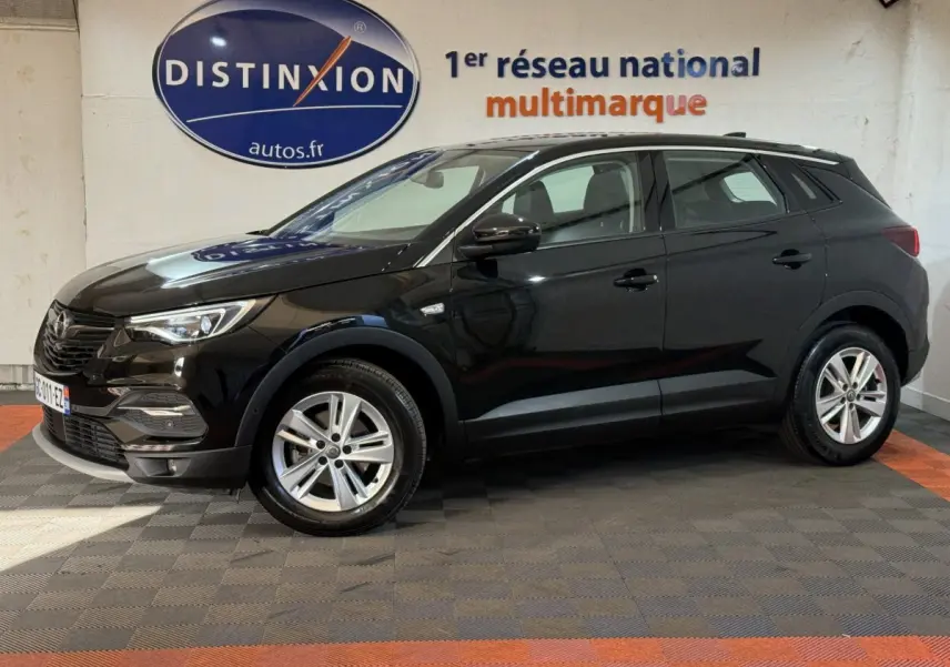 Opel Grandland X noir vue de profil côté gauche, avec jantes alliage et feux avant LED visibles.