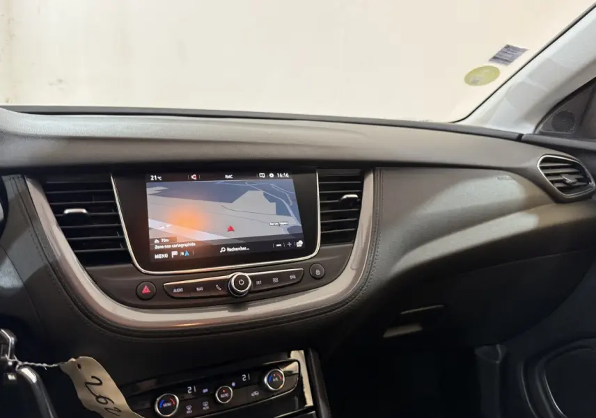 Vue intérieure du tableau de bord de l'Opel Grandland X 2021 avec écran tactile et commandes de climatisation digitales.