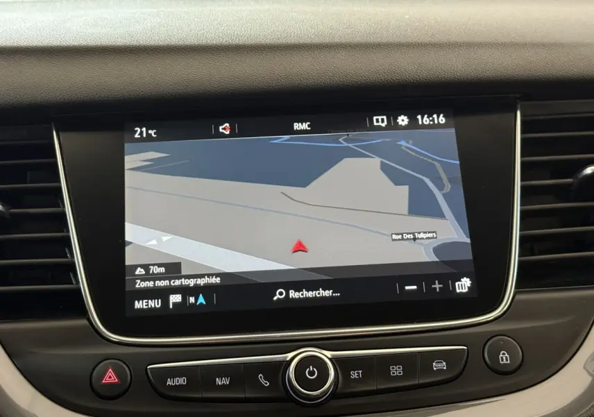 Écran tactile central du tableau de bord de l’Opel Grandland X noir, affichant la navigation GPS.