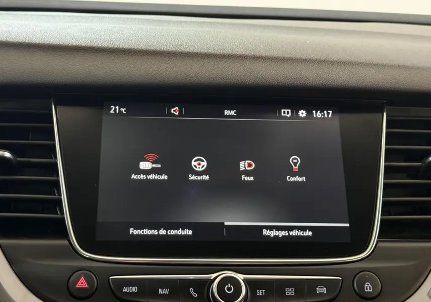 Écran tactile central de l’Opel Grandland X noir, affichant les réglages véhicule, vue frontale intérieure.