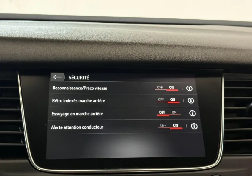 Écran tactile central affichant les réglages de sécurité dans l’Opel Grandland X noir, vue intérieure frontale.