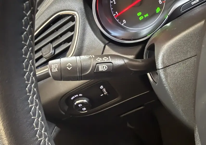 Détail du commodo et tableau de bord noir de l’Opel Grandland X 1.5 Diesel 130 Elegance Business.