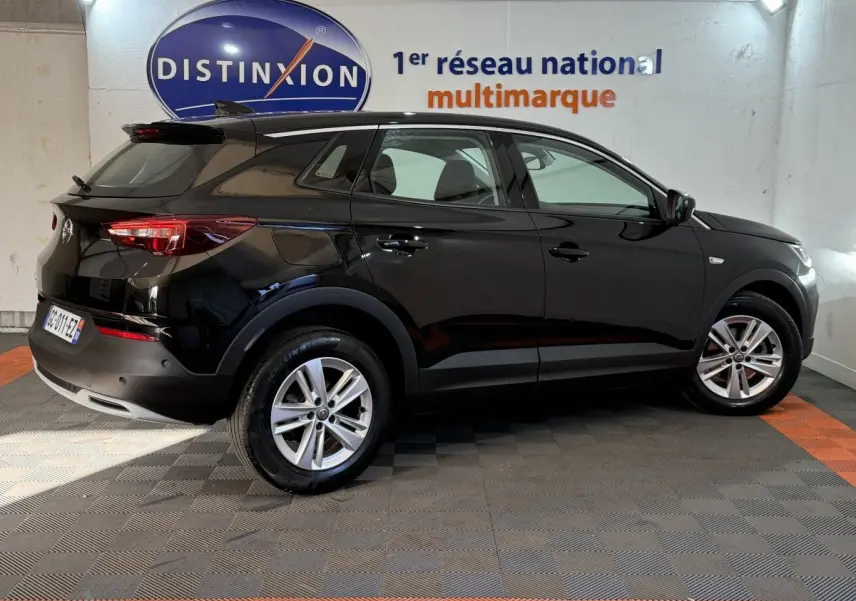 Opel Grandland X noir vue de profil côté droit, stationné en intérieur avec jantes alliage visibles.