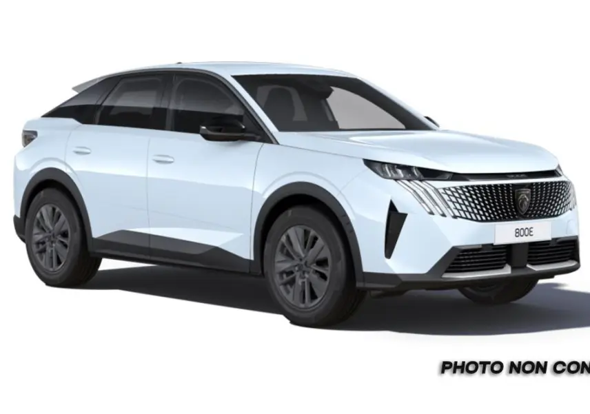 Peugeot 3008 blanc Okenite en vue 3/4 avant droit, avec calandre distinctive et jantes noires.