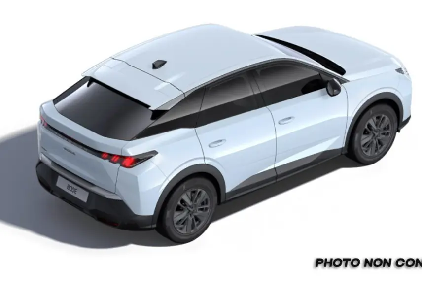 Vue 3/4 arrière droite du Peugeot 3008 blanc Okenite avec toit panoramique et jantes noires.