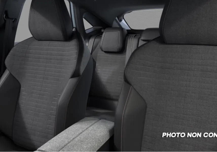 Vue intérieure rapprochée des sièges avant et arrière en tissu gris du Peugeot 3008 blanc Okenite 2026.