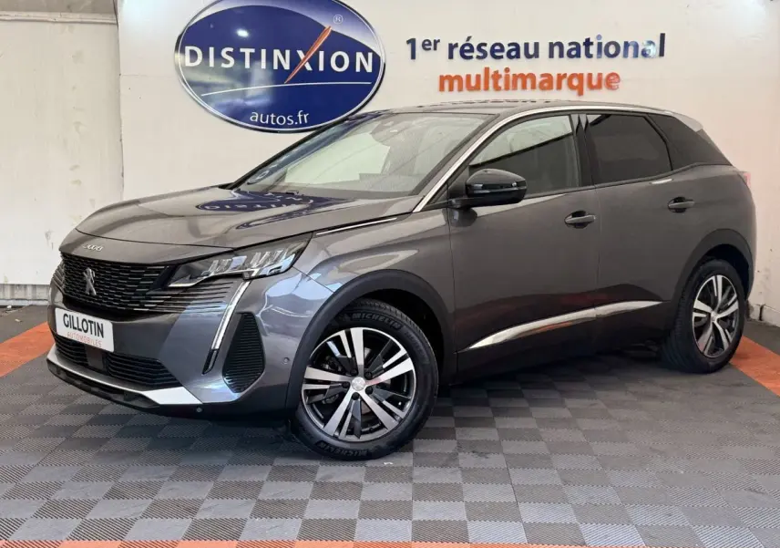 Peugeot 3008 gris foncé vue 3/4 avant droit, avec phares LED et jantes alliage distinctives.