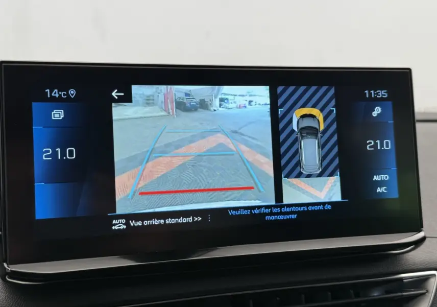 Écran tactile intérieur du Peugeot 3008 gris foncé montrant la caméra de recul et l’aide au stationnement arrière.
