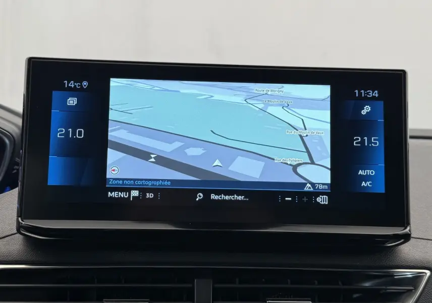 Écran tactile central du tableau de bord du Peugeot 3008 gris foncé, affichant la navigation en 3D.