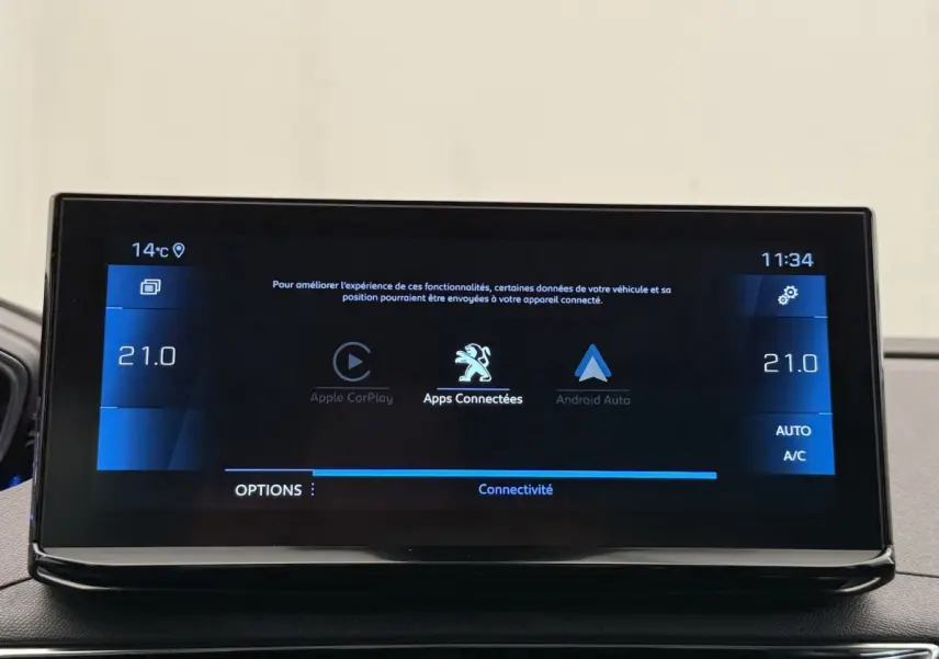 Écran tactile central du Peugeot 3008 gris foncé, affichant les options Apple CarPlay et Android Auto.